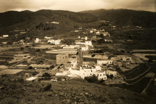 Granadilla de Abona. Cruz de Tea años 80. Fondo Fotográfico Ayuntamiento de Granadilla de Abona 